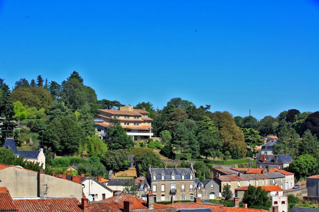 Logis Hotel De La Bruyere Pouzauges Kültér fotó